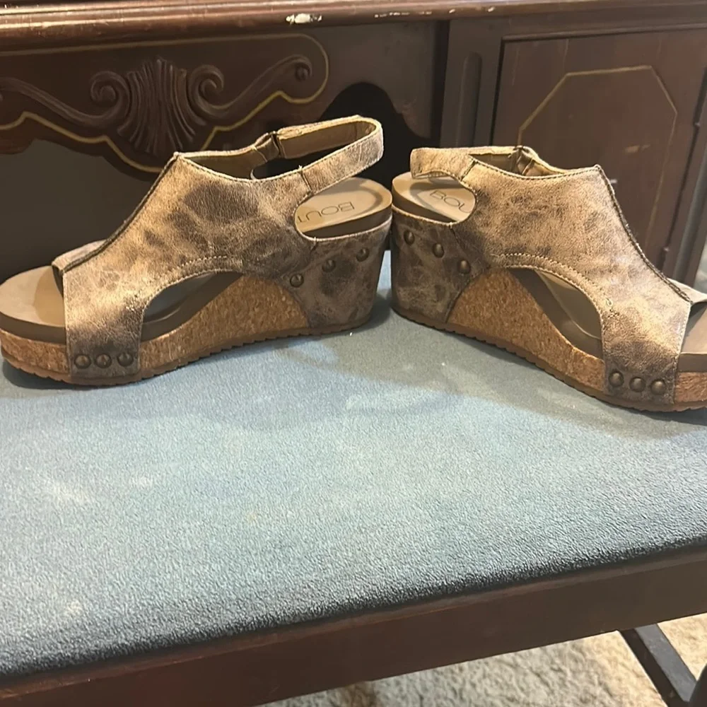 Tan Wedge Shoes with Slingback and Peep-Toe - Picture 4 of 6